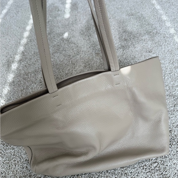 Cuyana Tan Leather Tote Bag Spacious Minimalist Design - Picture 5 of 8